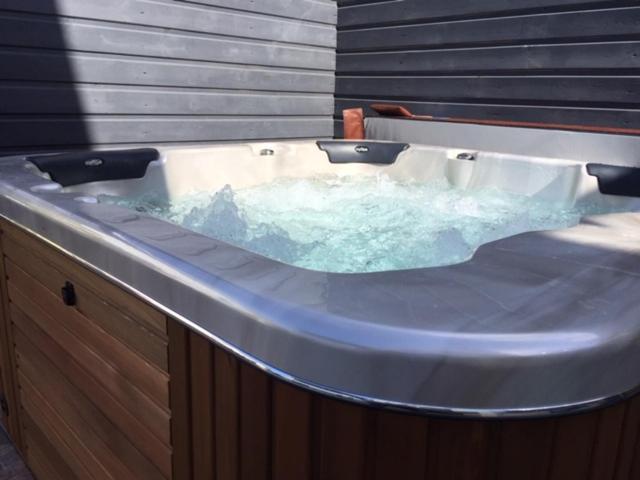 Nicole Residence Avec Piscine Chauffee & Jacuzzi Saint-André Exterior photo