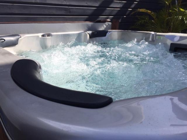 Nicole Residence Avec Piscine Chauffee & Jacuzzi Saint-André Exterior photo