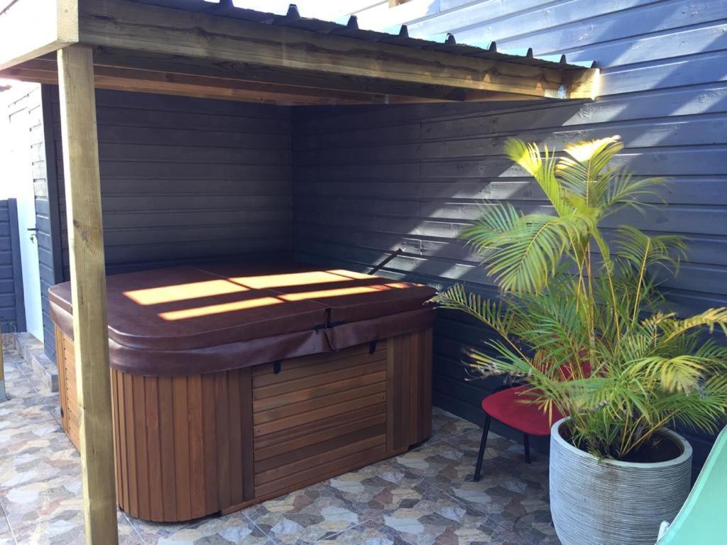 Nicole Residence Avec Piscine Chauffee & Jacuzzi Saint-André Exterior photo